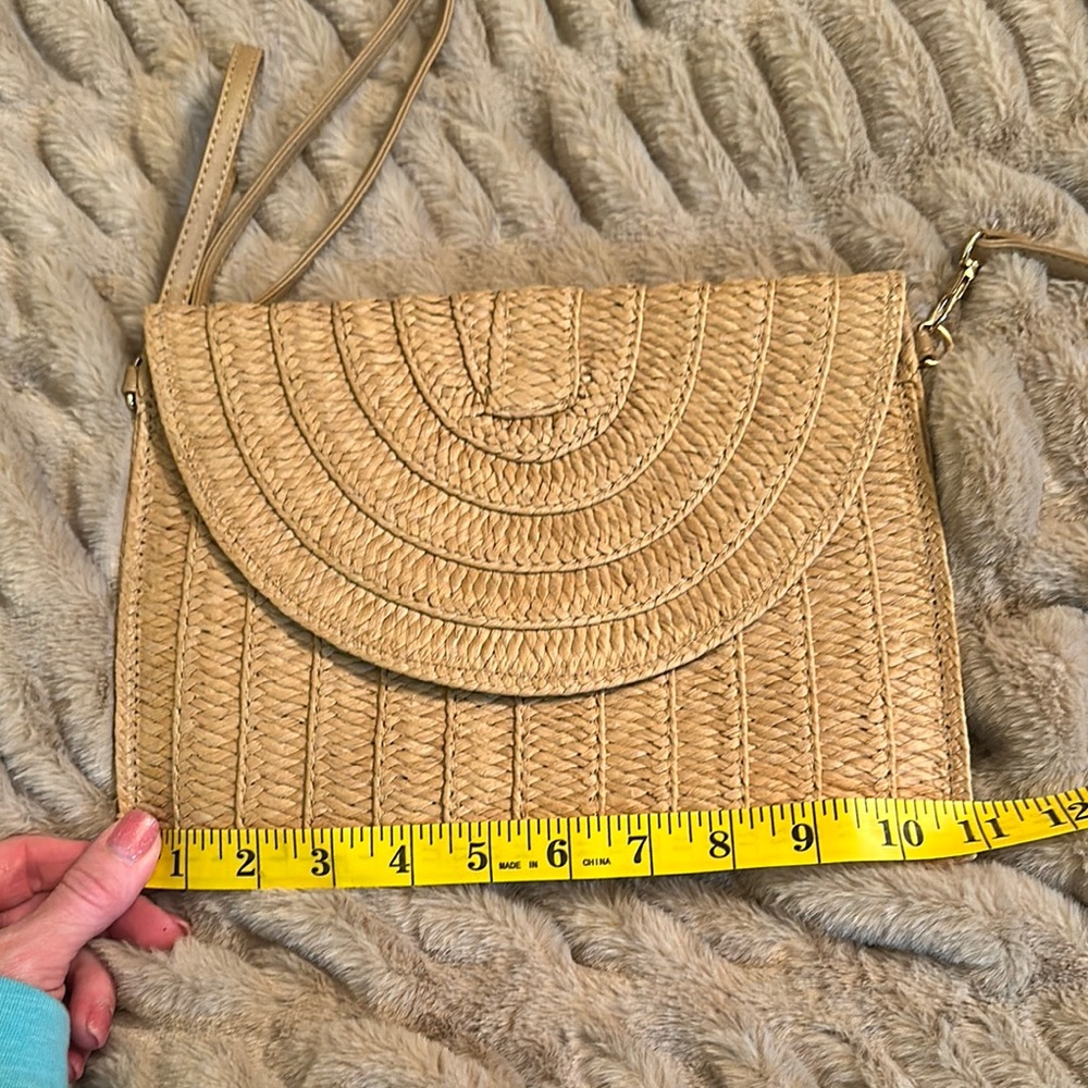 Chic Tan Woven Crossbody Bag - Picture 3 of 4